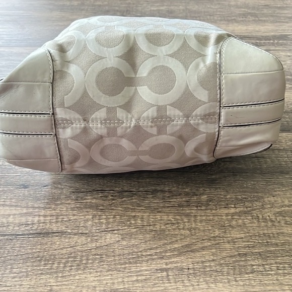 COACH Vintage Cream White Peyton Shoulder Bag Uncommon Light Green Lining - Picture 3 of 9